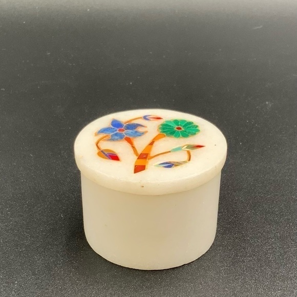 White Marble Round Trinket Box w/ Floral Inlay - Picture 2 of 5